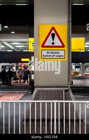 Automotor Luftqualität beratenden Schild am Flughafen Heathrow, London, England. Stockfoto