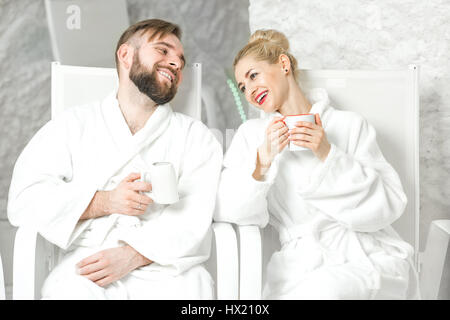 Paar, sitzen in der Salzkammer Mineralwasser trinken. Anwendung von Salz-Therapie im Spa Stockfoto