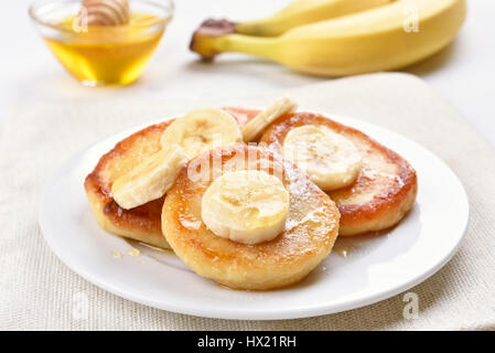 Palatschinken mit Quark und Bananenscheiben, gesundes Frühstück, Nahaufnahme Stockfoto