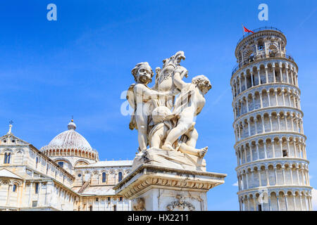 Pisa, Italien. Die Pisa-Kathedrale, der Brunnen mit Engel und den schiefen Turm von Pisa Piazza dei Miracoli. Stockfoto