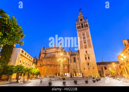 Sevilla, Spanien. Kathedrale der Heiligen Maria des Stuhls mit dem Glockenturm Giralda. Stockfoto