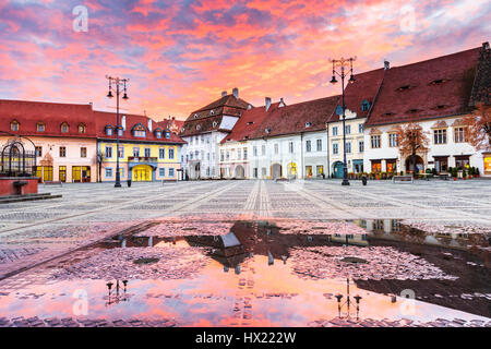 Sibiu, Rumänien. Großen Ring (Piata Mare) bei Sonnenaufgang. Mittelalterliche Stadt Siebenbürgens. Stockfoto