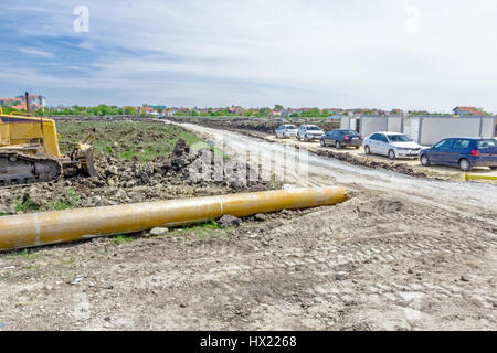 Staubige Reifenspuren von großen Fahrzeugen auf trockenem Boden laufen in die Ferne. Stockfoto