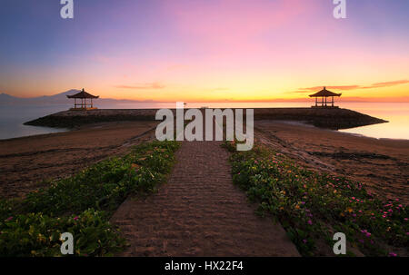 Sonnenaufgang am Strand von Sanur Stockfoto