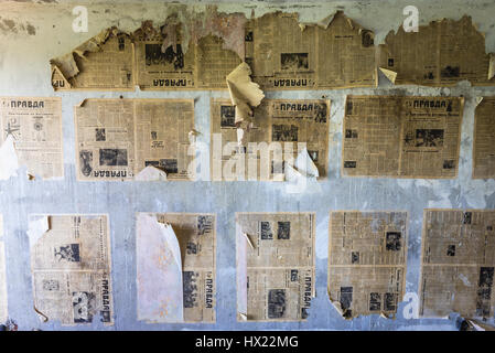 Alten Pravda (englische Wahrheit) Zeitungen an der Wand der Wohnung in Skrunda-1 Geisterstadt, ehemaligen Gelände der sowjetischen Dnepr Radarstation in der Nähe von Skrunda in Lettland Stockfoto