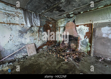 Kamin in Garnison-Shop in Skrunda-1 Geisterstadt, ehemaligen Gelände der sowjetischen Dnepr Radarstation aus der Zeit des Kalten Krieges in der Nähe von Skrunda Stadt in Lettland Stockfoto