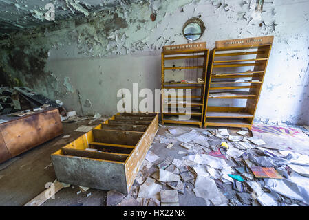 Bücherregale in Garnison-Shop in Skrunda-1 Geisterstadt, ehemaligen Gelände der sowjetischen Dnepr Radarstation aus der Zeit des Kalten Krieges in der Nähe von Skrunda Stadt in Lettland Stockfoto