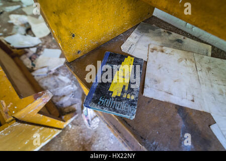 Bücherregal in Garnison-Shop in Skrunda-1 Geisterstadt, ehemaligen Gelände der sowjetischen Dnepr Radarstation aus der Zeit des Kalten Krieges in der Nähe von Skrunda Stadt in Lettland Stockfoto