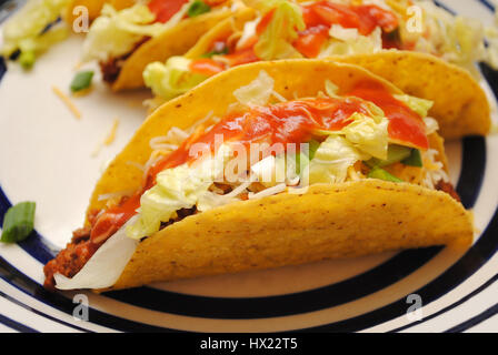 Tacos auf dem Silbertablett serviert Stockfoto