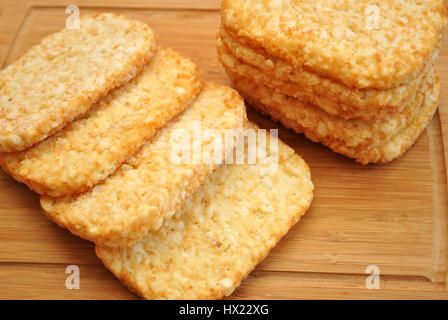 Gefrorene Kartoffeln Blutwurst auf eine Holzoberfläche Stockfoto