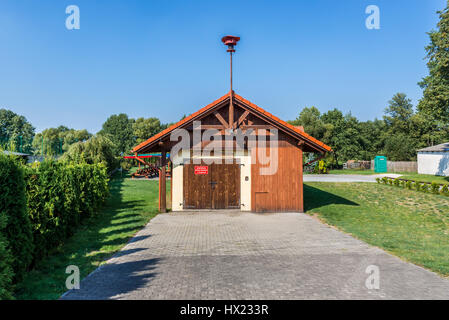 Kleine Feuerwehrhaus der Freiwilligen Feuerwehr Polsih in Rzepiczna Dorf in der Woiwodschaft Kujawien-Pommern in Polen Stockfoto