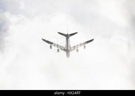 Jumbo Jet-Flugzeug fliegt über London in Dicke Wolken über den Ansatz zum Flughafen Heathrow. Stockfoto