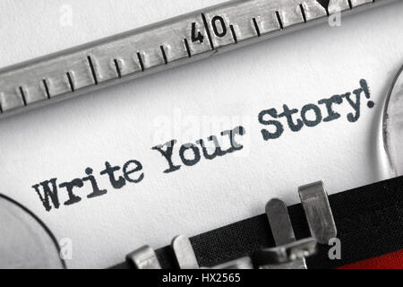 Schreiben Sie Ihre Geschichte auf einer alten Schreibmaschine-Konzept für einzigartige, individuelle oder persönliche Lebensgeschichte Nachricht geschrieben Stockfoto