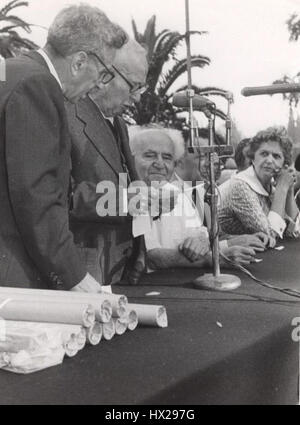 Hadassa Samuel mit David Ben Gurion, dem ersten Premierminister Israels, in den 1950er Jahren. Stockfoto