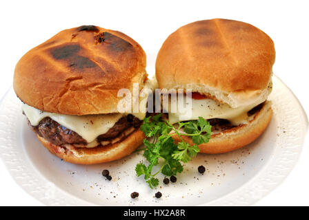 Zwei saftige Cheeseburger Stockfoto