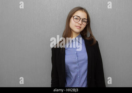 Wissenschaftliche Suche Frau mittleren Alters umrandeten tragen schwere Brille und eine schwarze Jacke Stand mit verschränkten Armen mit einem ernsten Gesichtsausdruck in die Kamera schaut Stockfoto