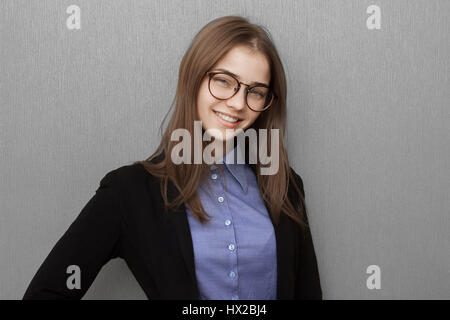 Wissenschaftliche Suche Frau mittleren Alters umrandeten tragen schwere Brille und eine schwarze Jacke Stand mit verschränkten Armen mit einem ernsten Gesichtsausdruck in die Kamera schaut Stockfoto