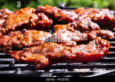 Schweinefleisch Steaks auf Grill Grillen. Selektiven Fokus Stockfoto