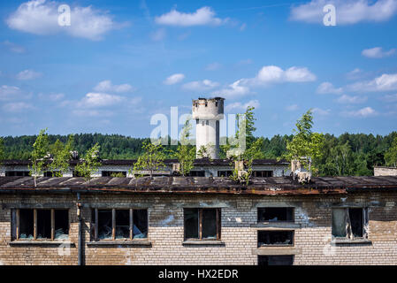 Wasserturm und Dächer von Wohnhäusern in Skrunda-1 Geisterstadt, ehemaligen Gelände der sowjetischen Dnepr Radarstation in der Nähe von Skrunda Stadt in Lettland Stockfoto