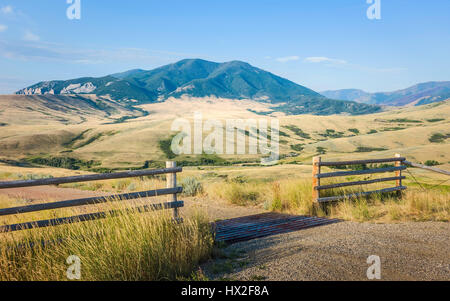 Ausläufer des Bear Tooth Berge an einem Sommertag mit Beifuß und Grasland von Bear Tooth Mountain aus gesehen pass Autobahn, Red Lodge, USA. Stockfoto