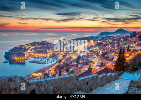 Dubrovnik, Kroatien. Schöne romantische Altstadt von Dubrovnik während des Sonnenuntergangs. Stockfoto