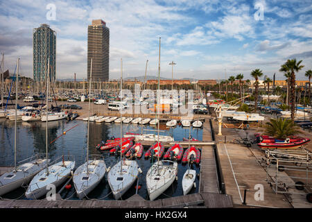 Spanien, Barcelona, Port Olimpic Marina Hexe Segelboote, Yachten, Boote und Motorboote Stockfoto