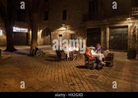 Menschen, die Abendessen mit Wein in Freiluft-Café-Restaurant am Plaça Sant Felip Neri Quadratmeter in der Nacht im gotischen Viertel von Barcelona, Katalonien, Spanien, E Stockfoto