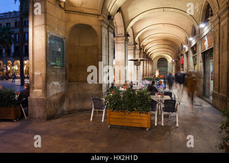 Gewölbte Arcade des Placa Reial in Barcelona bei Nacht, Royal Square im Zentrum der historischen Stadt, Barri Gotic Viertel, Katalonien, Spanien Stockfoto