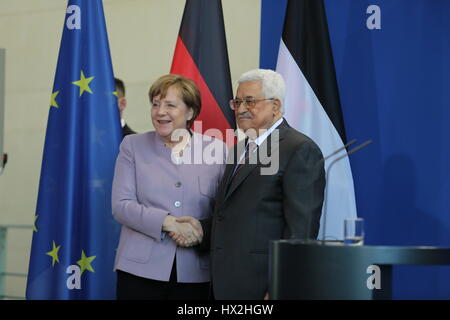 Berlin, Deutschland. 24. März 2017. Der palästinensische Präsident Mahmoud Abbas und Bundeskanzlerin Angela Merkel in der Pressekonferenz in das Amt des Bundeskanzlers. Bildnachweis: Simone Kuhlmey/Pacific Press/Alamy Live-Nachrichten Stockfoto