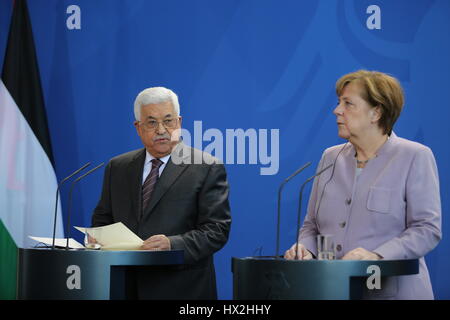 Berlin, Deutschland. 24. März 2017. Der palästinensische Präsident Mahmoud Abbas und Bundeskanzlerin Angela Merkel in der Pressekonferenz in das Amt des Bundeskanzlers. Bildnachweis: Simone Kuhlmey/Pacific Press/Alamy Live-Nachrichten Stockfoto