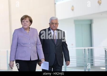 Berlin, Deutschland. 24. März 2017. Der palästinensische Präsident Mahmoud Abbas und Bundeskanzlerin Angela Merkel in der Pressekonferenz in das Amt des Bundeskanzlers. Bildnachweis: Simone Kuhlmey/Pacific Press/Alamy Live-Nachrichten Stockfoto