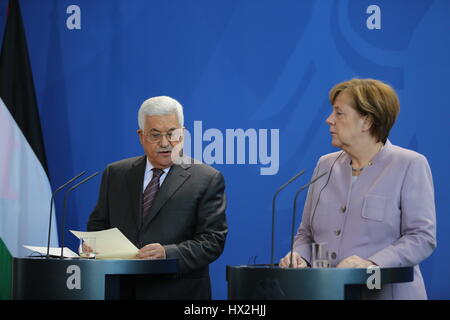 Berlin, Deutschland. 24. März 2017. Der palästinensische Präsident Mahmoud Abbas und Bundeskanzlerin Angela Merkel in der Pressekonferenz in das Amt des Bundeskanzlers. Bildnachweis: Simone Kuhlmey/Pacific Press/Alamy Live-Nachrichten Stockfoto