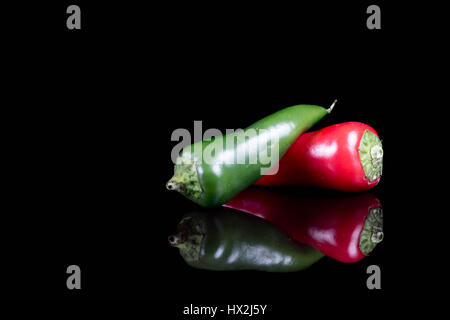 Jalapenopfeffer auf schwarzem Hintergrund isoliert Stockfoto