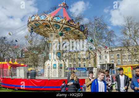 Ein Stuhl Swing Karussellfahrt ein Jahrmarkt auf Shepherds Bush Green in London Stockfoto