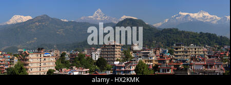 Panoramablick von Pokhara, Nepal. Der Ausgangspunkt für viele Wanderer die Annapurna Runde mit Blick auf Annapurna und Machapuchare zu tun. Stockfoto