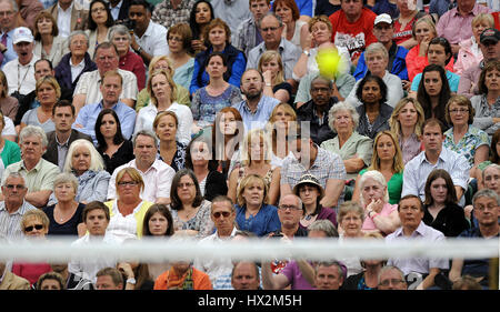 CENTER COURT MENGE NETZ DER WIMBLEDON CHAMPIONSHIPS DER WIMBLEDON CHAMPIONSHIPS DER ALL ENGLAND TENNIS CLUB WIMBLEDON LONDON E Stockfoto