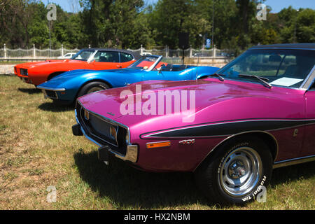 Istanbul, Türkei - 23. Juni 2013: Amerikanische Autos in einem Auto Markt in Istanbul. Es gibt Pontiac GTO, Corvette Stingray Convertible und Amc Javelin. Stockfoto