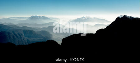 Spektakuläre Aussicht auf die Berge Silhouetten und Nebel in den Tälern. Stockfoto