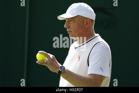 BORIS BECKER Uhren NOVAK DJO der WIMBLEDON CHAMPIONSHIPS 20 der ALL ENGLAND TENNIS CLUB WIMBLEDON LONDON ENGLAND 29 Juni 20 Stockfoto