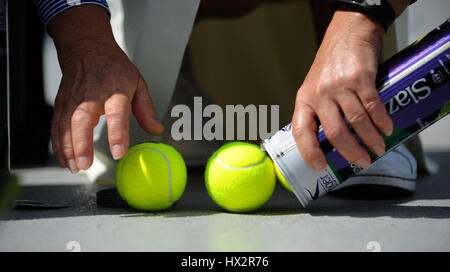 SLAZENGER TENNIS BALLS DER WIMBLEDON CHAMPIONSHIPS DER WIMBLEDON CHAMPIONSHIPS DER ALL ENGLAND TENNIS CLUB WIMBLEDON LONDON E Stockfoto