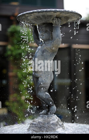 WASSER-BRUNNEN CAFE PERGOLA WIMBLEDON LAWN TENNIS CAFE PERGOLA WIMBLEDON DER ALL ENGLAND TENNIS CLUB WIMBLEDON LONDON ENGLAND Stockfoto