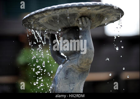 WASSER-BRUNNEN CAFE PERGOLA WIMBLEDON LAWN TENNIS CAFE PERGOLA WIMBLEDON DER ALL ENGLAND TENNIS CLUB WIMBLEDON LONDON ENGLAND Stockfoto