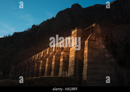 Diga del Gleno verlassenen Damm in den Bergen von Italien Stockfoto