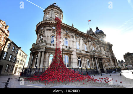 Die Mohnskulptur Weeping Window des Künstlers Paul Cummins und des Designers Tom Piper wird vor dem Maritime Museum in Hull im Rahmen einer UK-weiten Tour enthüllt, die von 14-18 NOW, dem Kunstprogramm zum 100. Jahrestag des Ersten Weltkriegs, organisiert wird. Stockfoto