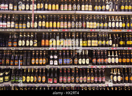 Bier counter Im auchan Supermarkt Stockfoto