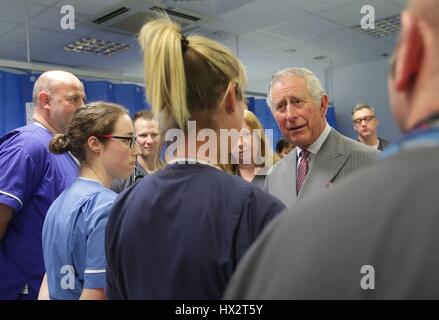 Der Prince Of Wales trifft Sanitäter und Support-Mitarbeiter, die den Verletzten in die terroristischen Anschlags in Westminster am Kings College Hospital in Südlondon unterstützt. Stockfoto