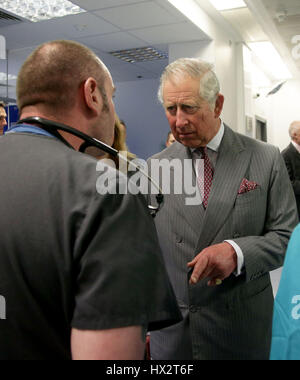 Der Prince Of Wales trifft Sanitäter und Support-Mitarbeiter, die den Verletzten in die terroristischen Anschlags in Westminster am Kings College Hospital in Südlondon unterstützt. Stockfoto