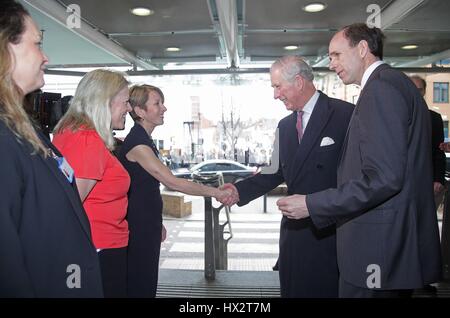 Der Prince Of Wales (links) trifft Fiona Wheeler Direktor Operations Netzwerkdienste, Dr. Shelley Dolan Chief Nurse und Jane Farrell Chief Operating Officer Operationen nach begrüßt von Kings College Hospital Geschäftsführer Nick Moberly (rechts), wie er ankommt, Sanitäter und support-Mitarbeiter, die den Verletzten in die terroristischen Anschlags in Westminster am Kings College Hospital in Südlondon unterstützt. Stockfoto