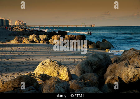 Boca Raton Florida Strand mit Felsen bei Sonnenuntergang Stockfoto