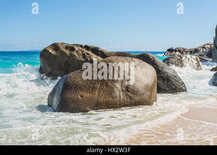 Seelandschaft mit großen Granitfelsen und blauen Sommerhimmel. Carana Strandblick der Seychellen. Stockfoto